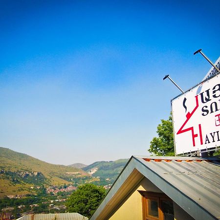 Hayi Tun Guest House Goris Exteriör bild