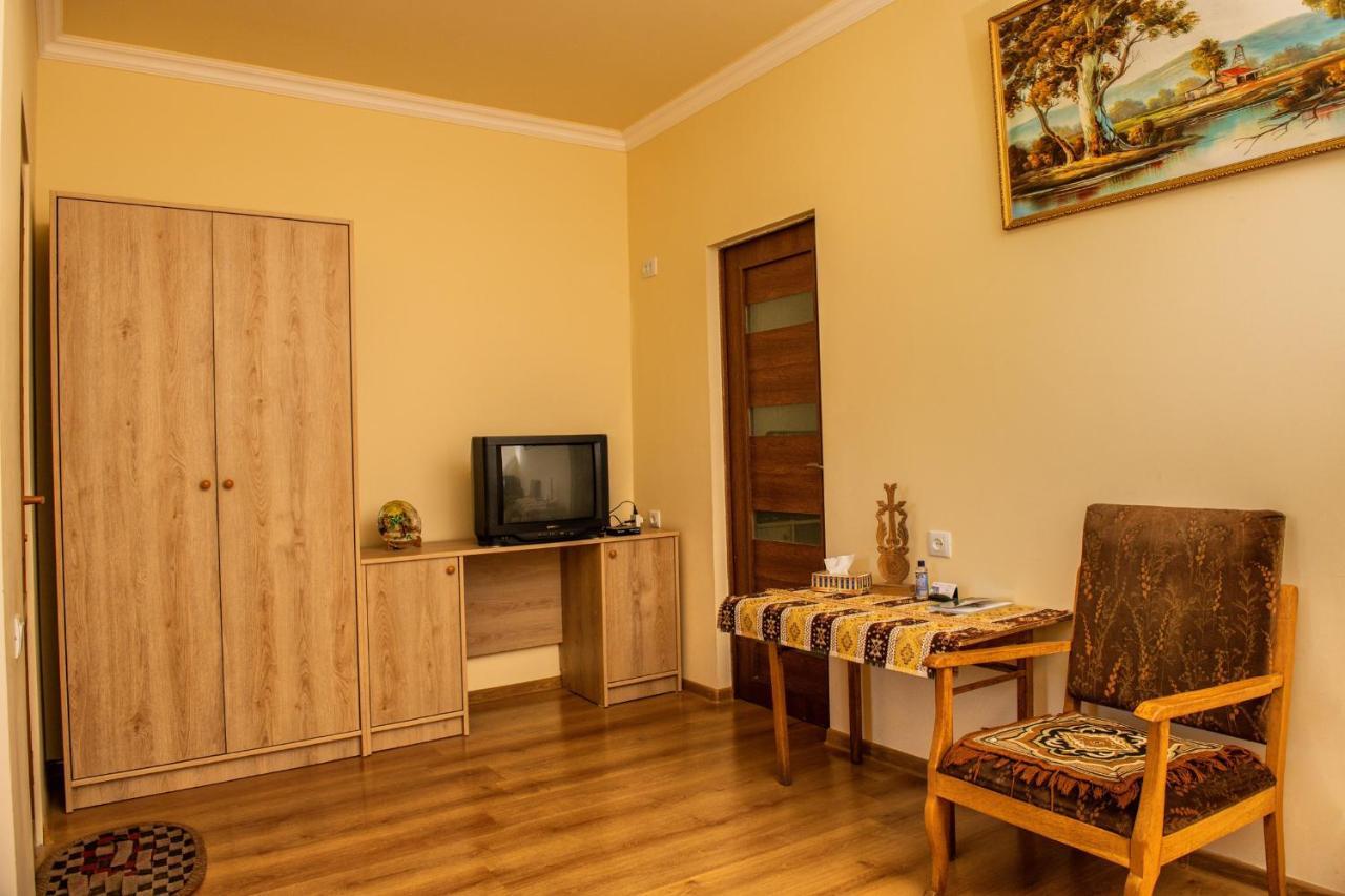 Hayi Tun Guest House Goris Exteriör bild