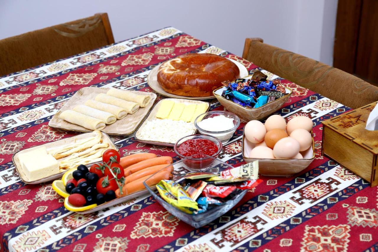 Hayi Tun Guest House Goris Exteriör bild