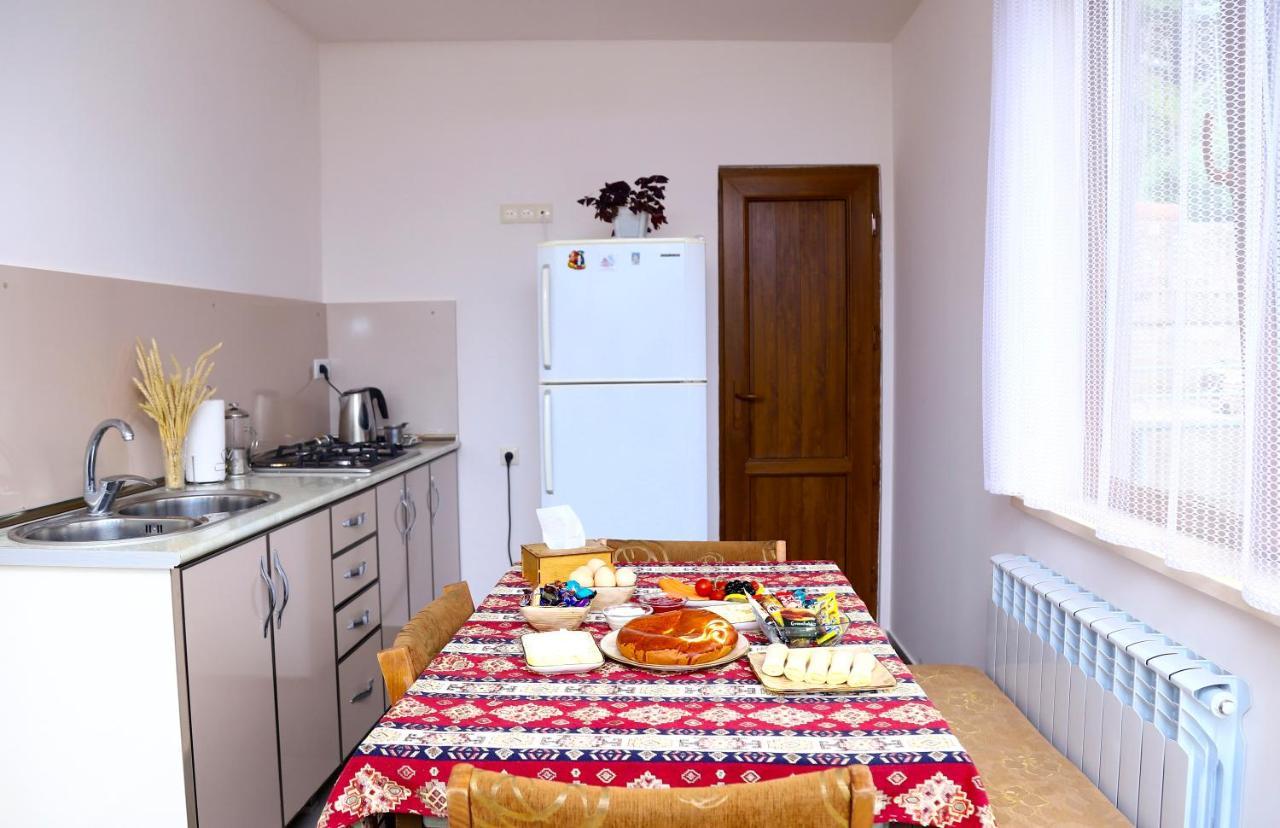Hayi Tun Guest House Goris Exteriör bild