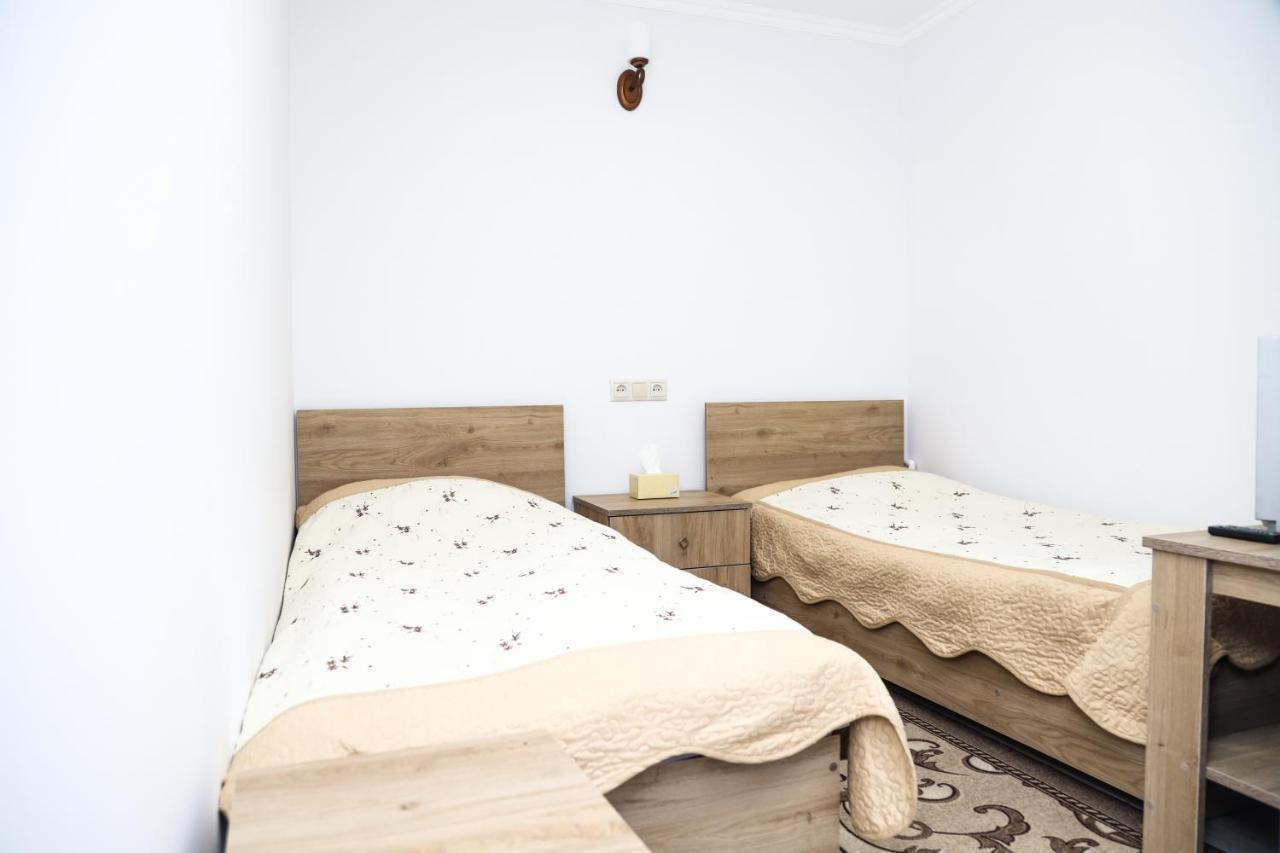 Hayi Tun Guest House Goris Exteriör bild