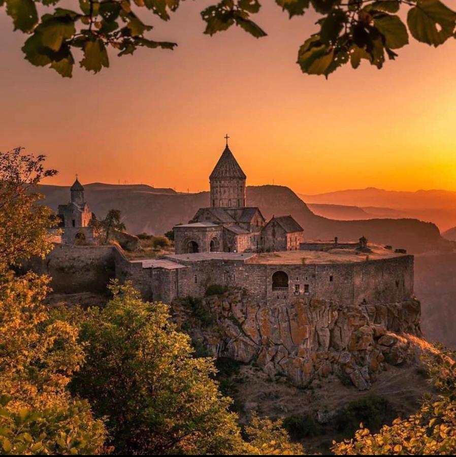 Hayi Tun Guest House Goris Exteriör bild