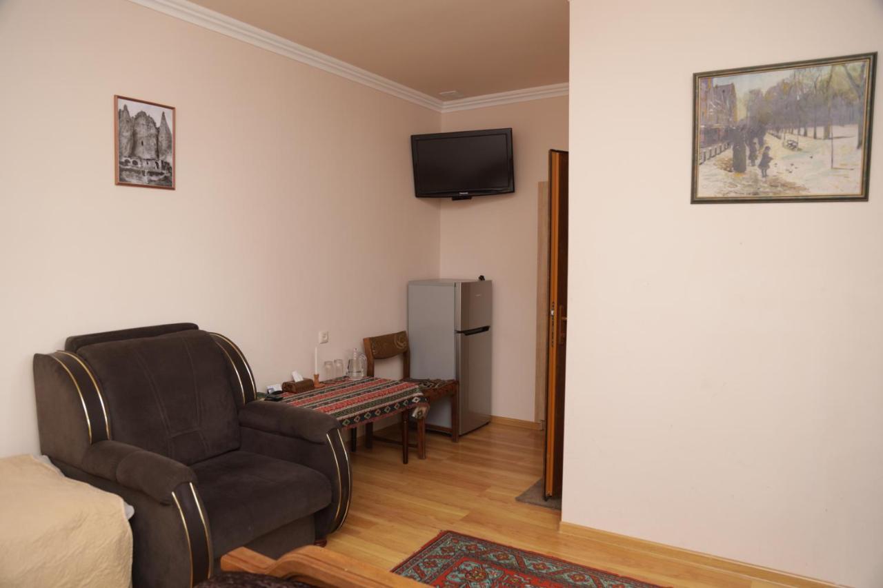 Hayi Tun Guest House Goris Exteriör bild