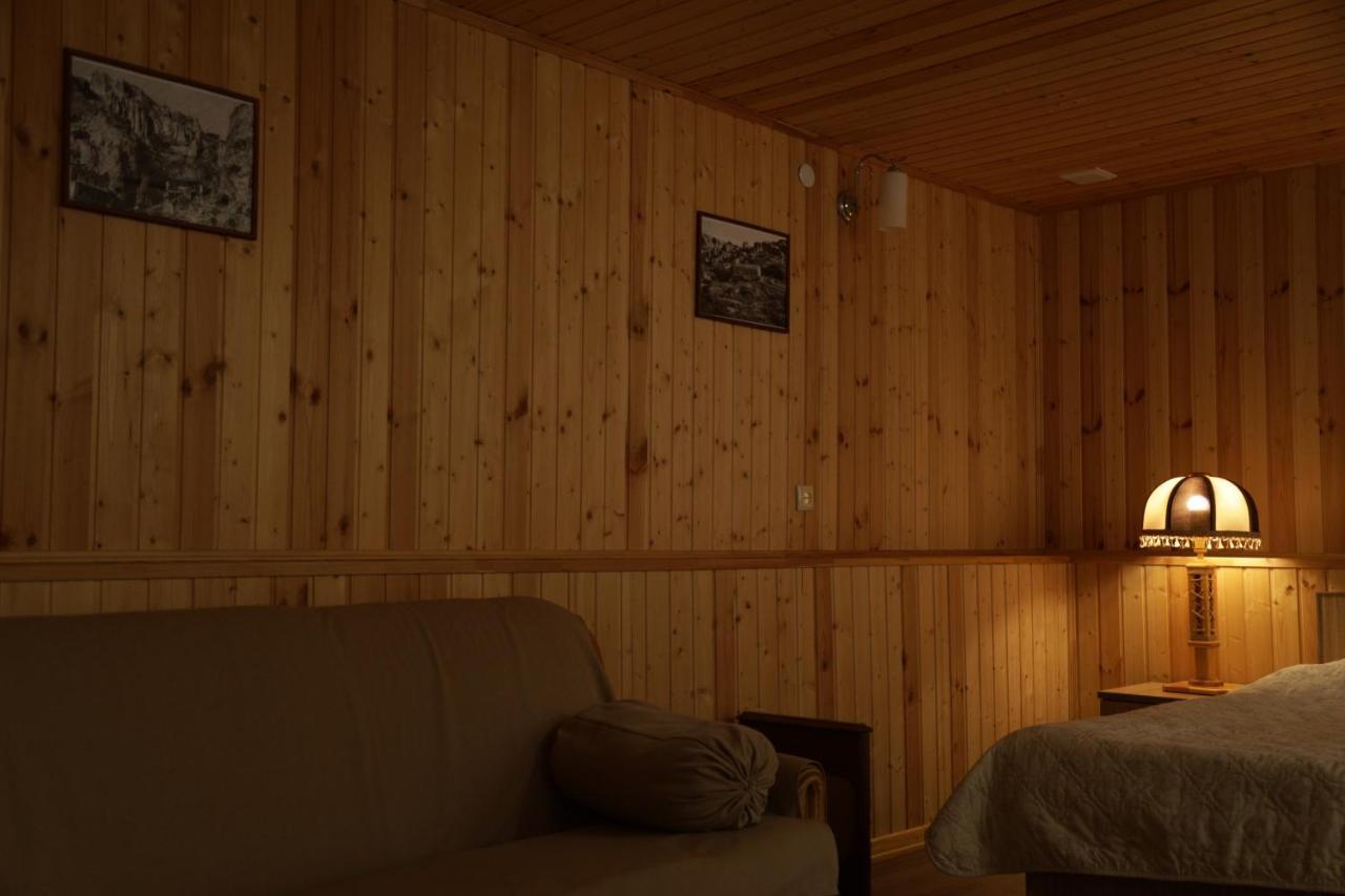 Hayi Tun Guest House Goris Exteriör bild
