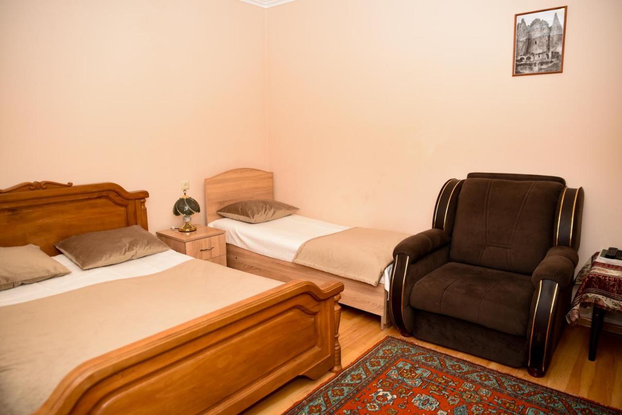 Hayi Tun Guest House Goris Exteriör bild