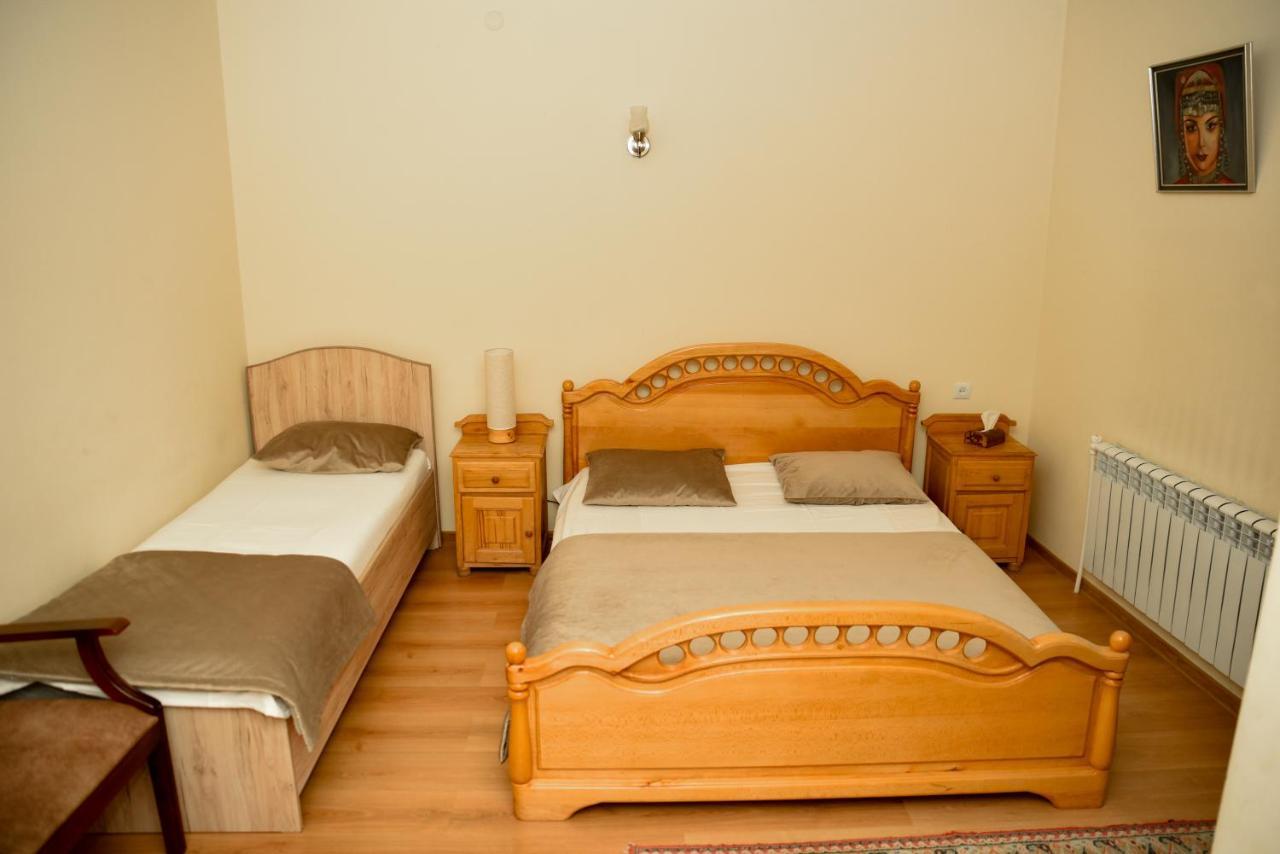 Hayi Tun Guest House Goris Exteriör bild