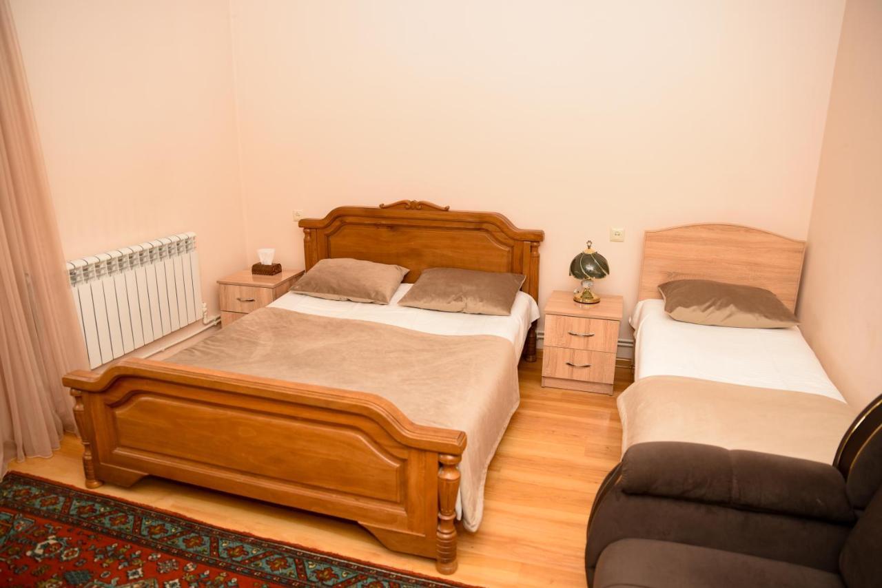 Hayi Tun Guest House Goris Exteriör bild