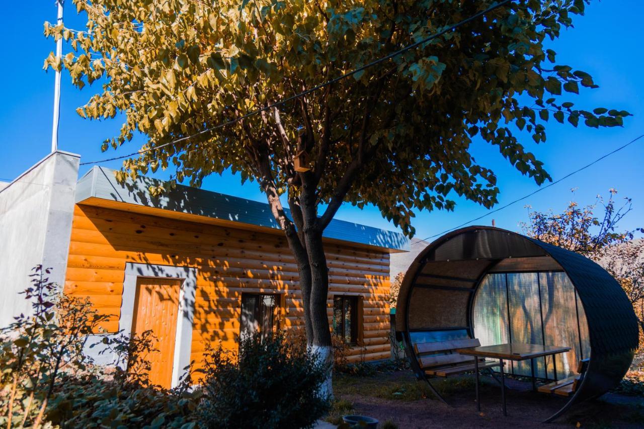 Hayi Tun Guest House Goris Exteriör bild