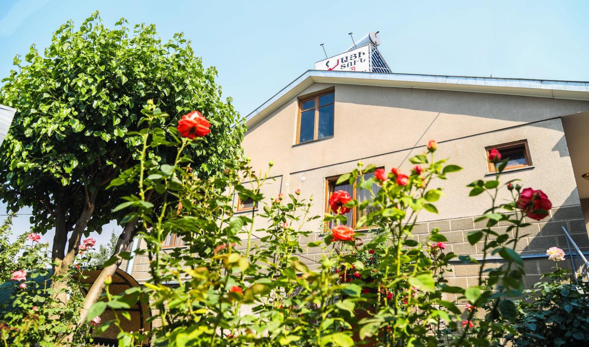 Hayi Tun Guest House Goris Exteriör bild