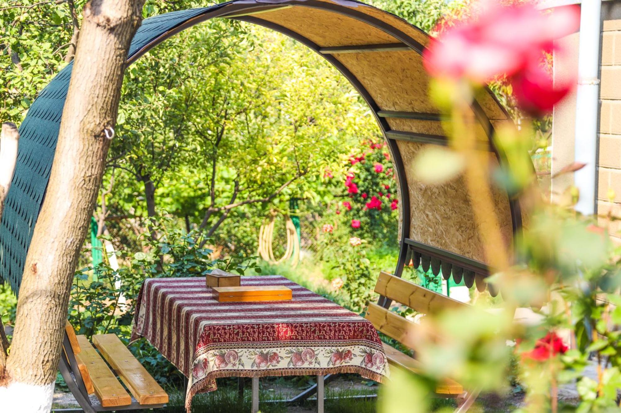 Hayi Tun Guest House Goris Exteriör bild
