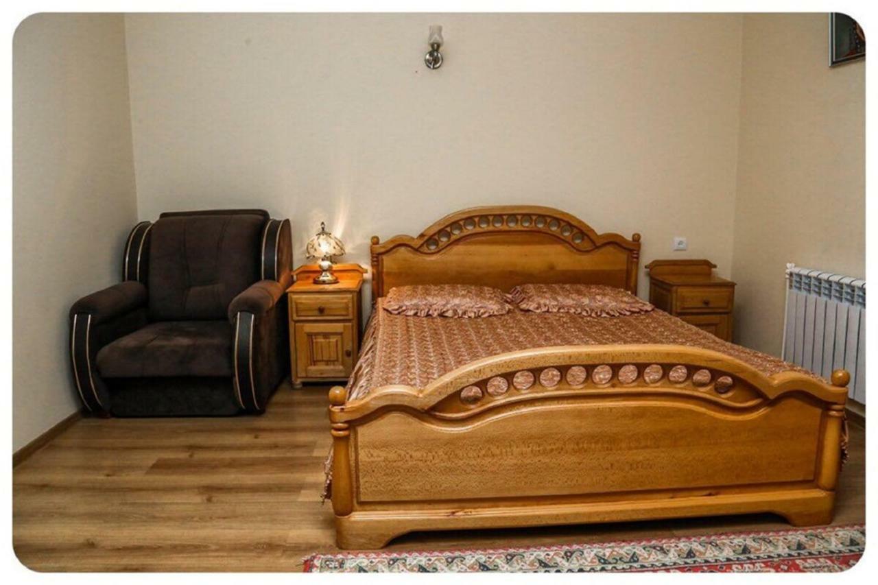 Hayi Tun Guest House Goris Exteriör bild