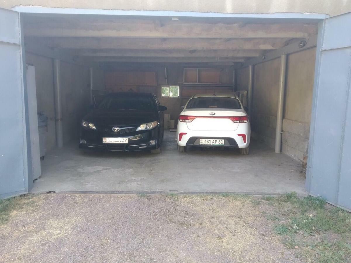Hayi Tun Guest House Goris Exteriör bild